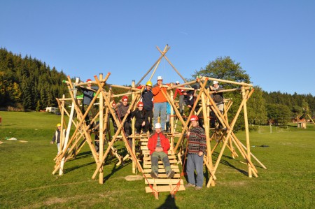 stavba hradu s padacím mostem